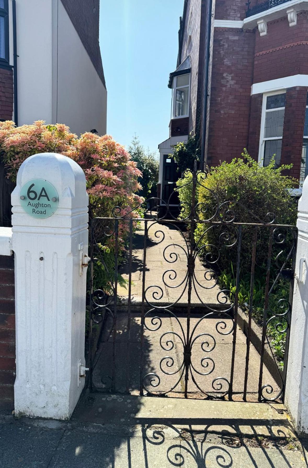 Spacious Victorian Birkdale Apartment With Garden 绍斯波特 外观 照片